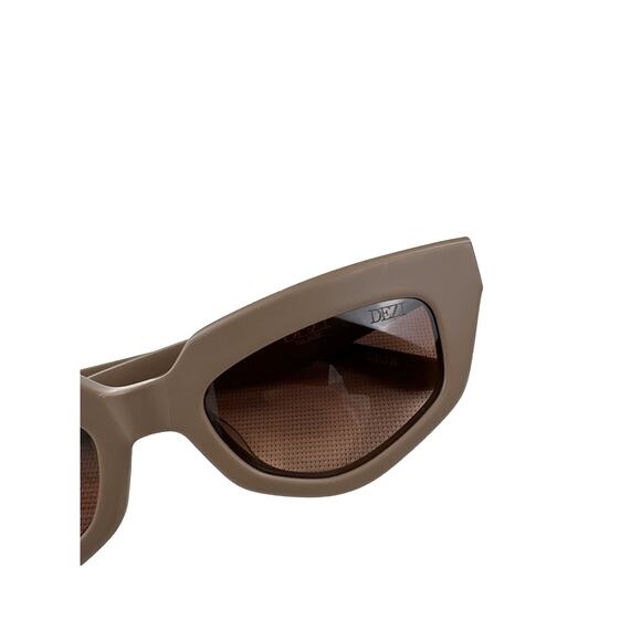 Dezi - On Read Cat Eye Sunglasses in Matte Stone main image 4